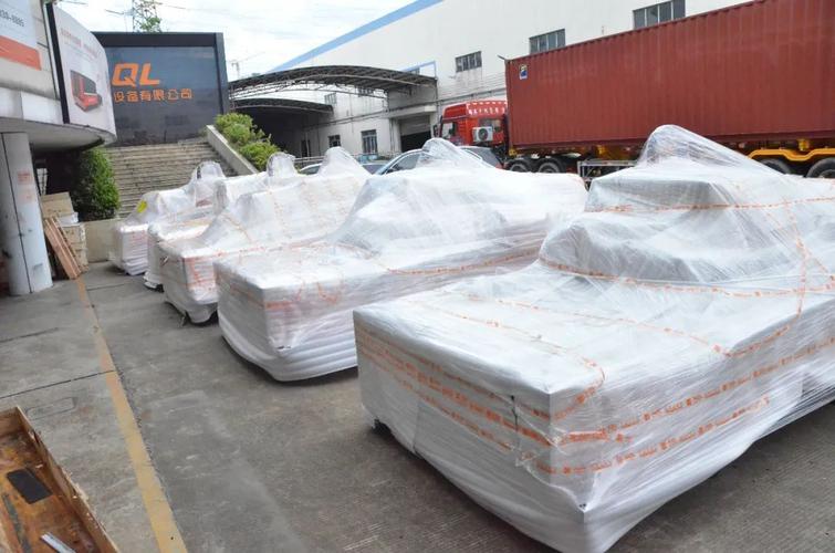 中东客户一次性采购13台光纤激光设备，工厂装柜出货井然有序